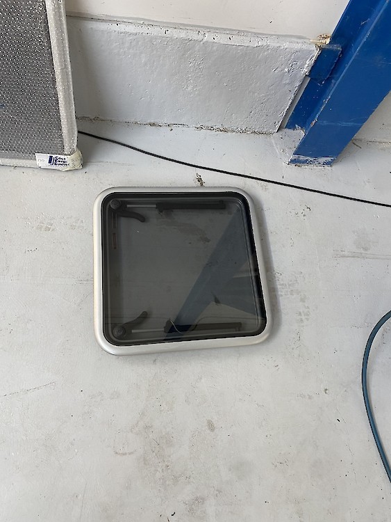 Kattoluukku Moottorit ja vetolaitteet - Marinepalvelu Power Products