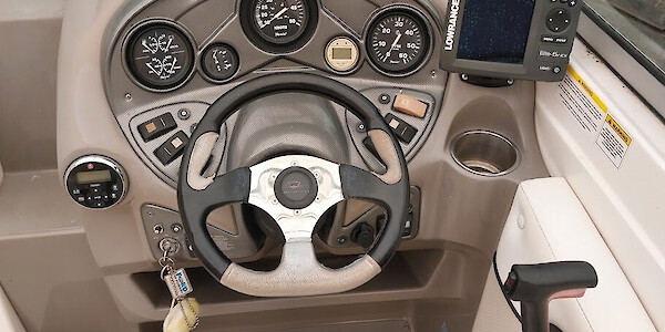 Rinker 246 CC - Marinepalvelu